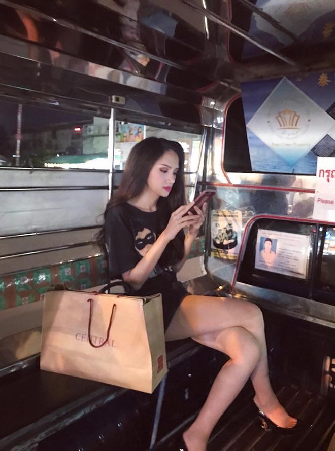 huong giang idol duoc nguoi dan thai lan nhiet tinh san don khi dang di shopping - 1